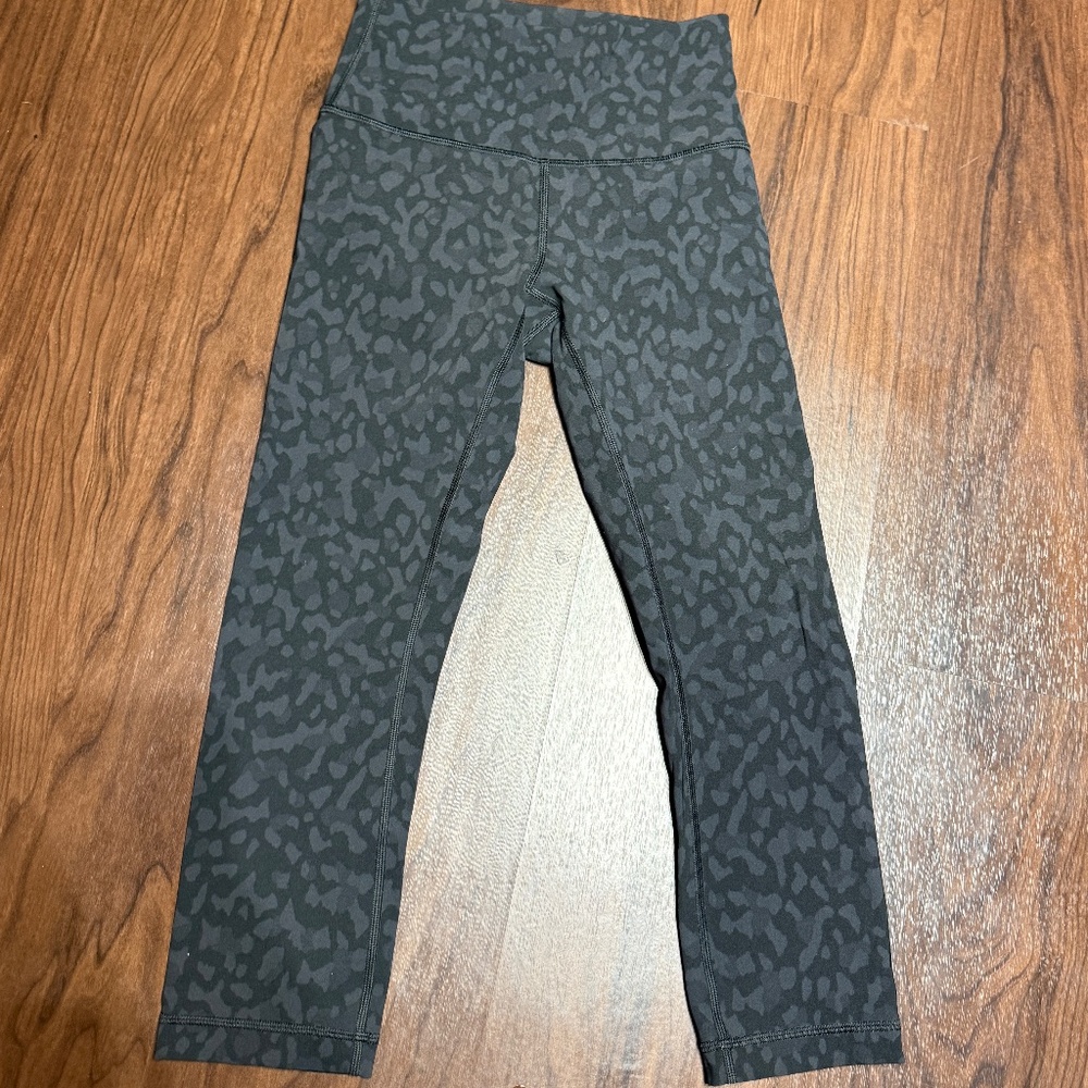 LULULEMON Dark Grey Camo Capri Cropped Leggings SIZE 4